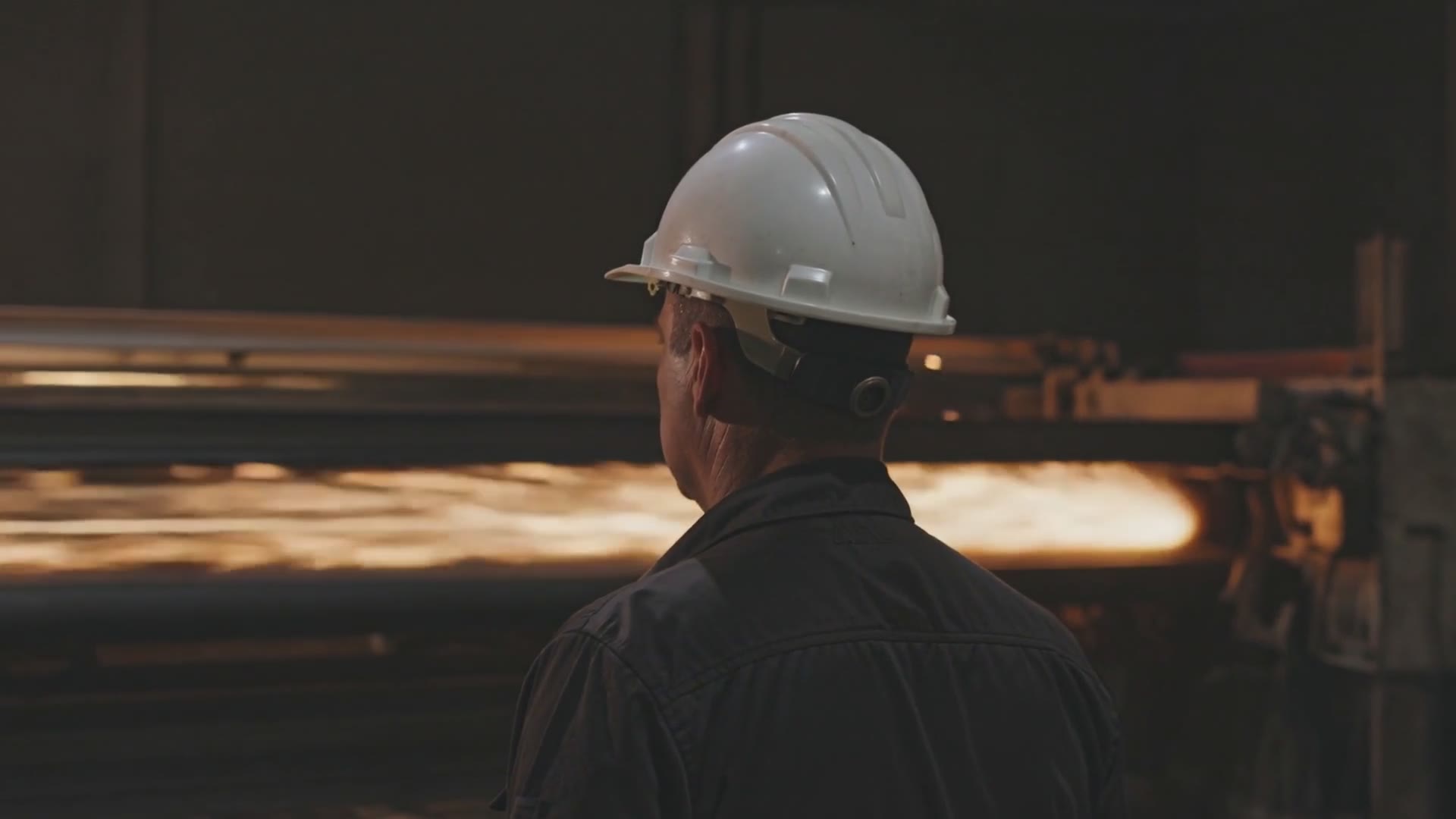 Planta industrial con línea de producción